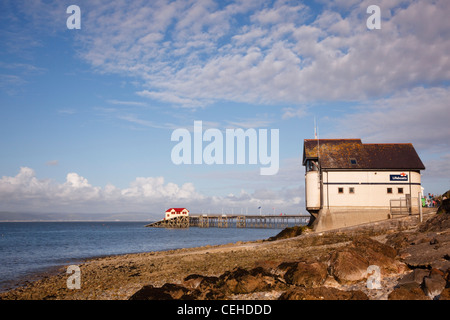 Murmelt alte und neue Lifeboat Station und Pier, Mumbles, Swansea, Wales. Stockfoto