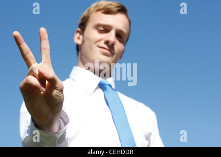 Ein Business-Mann zeigt das V-Zeichen Stockfoto