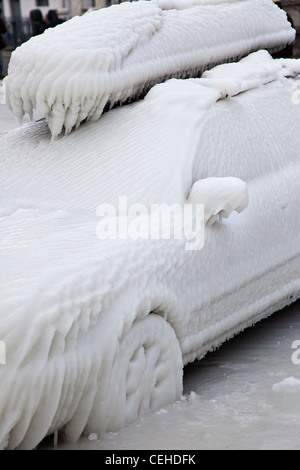 Ein Auto im Eis stecken Stockfoto