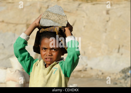 Afrika-Madagaskar-Antananarivo, Kinder und Erwachsene arbeiten im Steinbruch Absturz Steinen Stockfoto