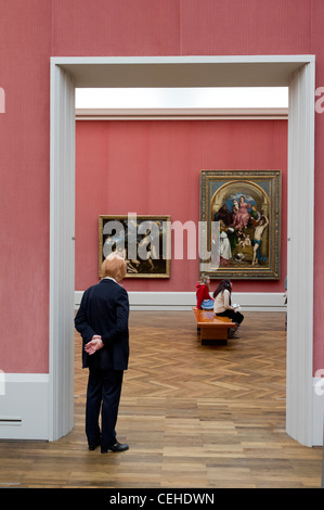 Besucher betrachten alte Meister Gemälde in der Gemäldegalerie am Kulturforum in Berlin Deutschland