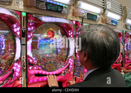 Japaner Pachinko Spiel in Tokio Stockfoto