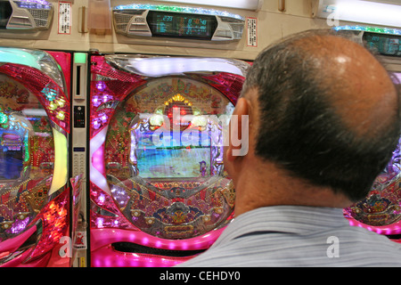 Mann spielt Pachinko in Tokio, Japan. Stockfoto