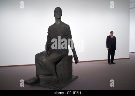 Moderne Kunst Bildhauerei an der neuen Nationalgalerie oder neue Nationalgalerie in Berlin Deutschland Stockfoto