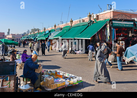 Ständen und Geschäften entlang der Kante des Djemaa el Fna Sqare, Marrakesch, Marokko, Nordafrika Stockfoto