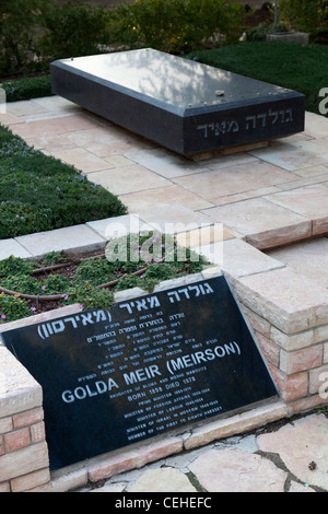 Das Grab des ehemaligen Ministerpräsidenten und amtierenden Golda Meir in der Mount Herzl-Gedenkstätte in Jerusalem Stockfoto