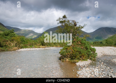 Lingmell Beck blickt Wasdale Head in den Lake District National Park Stockfoto