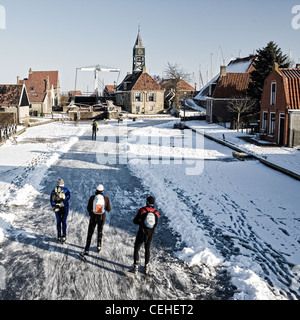 Eisläufer in der historischen Stadt Hindeloopen - Friesland Stockfoto