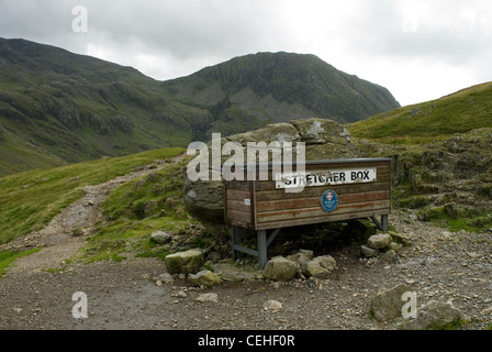 Berg-Rettungstrage Box an Sty Spitze die Kreuzung Sca Fell und große Giebel im Lake District National Park Stockfoto