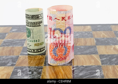 Dollar und Yuan Währung Stand auf Marmor Schachbrett; Gegner in Finanzspiel; politische oder politischen Konflikt im Spiel des Lebens. Stockfoto