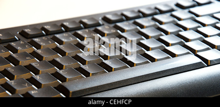 Detail der schwarzen Tastatur mit weißer Schrift. Stockfoto