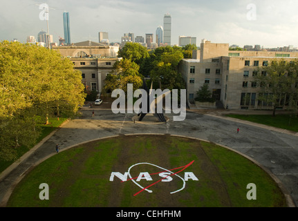 MIT Hackers haben am 10. Januar 08, genau 50 Jahre nach Beginn des Betriebs der NASA, das NASA-Logo auf den Dot of Grass vor dem Green Building gesetzt. Stockfoto