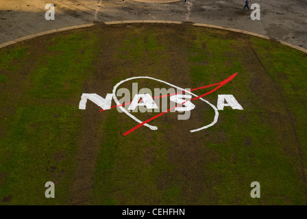 MIT Hackers haben am 10. Januar 08, genau 50 Jahre nach Beginn des Betriebs der NASA, das NASA-Logo auf den Dot of Grass vor dem Green Building gesetzt. Stockfoto