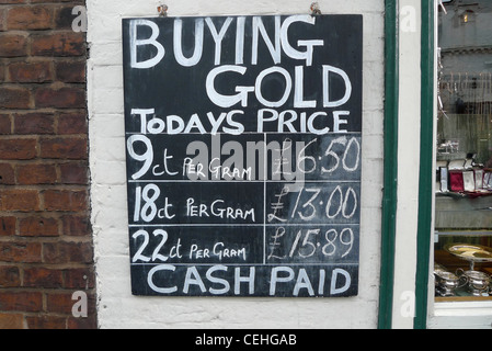 Ein Kauf von Gold-Zeichen auf der Außenseite eines Schmuck-Shops, die den Preis des Goldes in Shrewsbury England UK Stockfoto