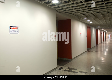 Hacker haben am 18. Mai 2008 130 humorvolle „DANGER“-Schilder auf dem Campus des Massachusetts Institute of Technology aufgesetzt, um die Studenten zu amüsieren, die sich auf die Abschlussprüfung vorbereiten. Stockfoto