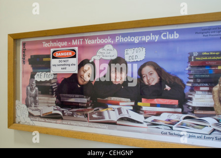 Hacker haben am 18. Mai 2008 130 humorvolle „DANGER“-Schilder auf dem Campus des Massachusetts Institute of Technology aufgesetzt, um die Studenten zu amüsieren, die sich auf die Abschlussprüfung vorbereiten. Stockfoto