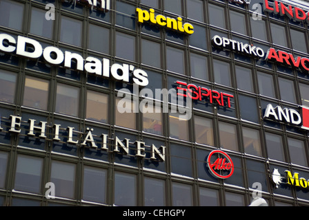 Finnland. Helsinki. Markenwerbung an der Fassade des Einkaufszentrums. Stockfoto