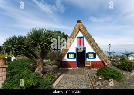 Traditionellen strohgedeckten Haus, Santana, Madeira Stockfoto