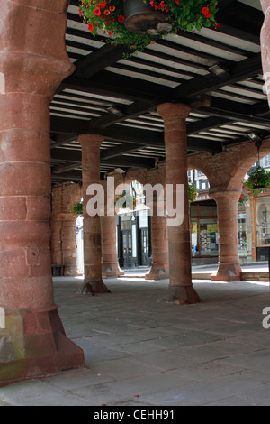 Das Market House - Ross on Wye. Zwischen 1650 und 1654 ersetzen die älteren, wahrscheinlich aus Holz Stand Halle errichtet. Im Obergeschoss des Hauses Markt beherbergt heute ein Besucherzentrum. Stockfoto