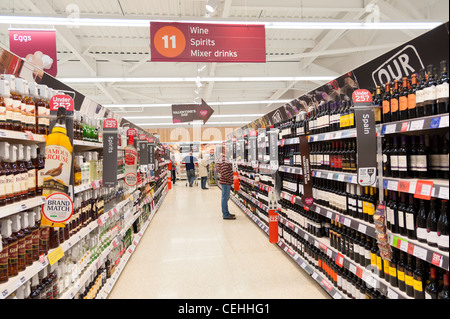 Alkoholische Getränke Gang in Sainsbury Supermarkt, England, UK Stockfoto