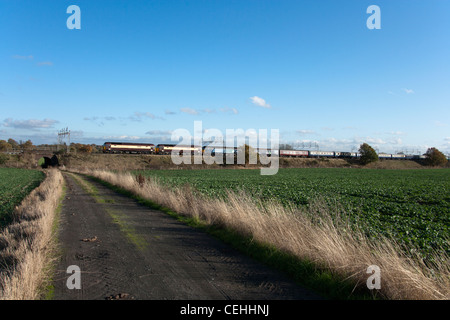 DRS-Klasse 47 47832/47790/47501 mit einem Eastleigh - übergibt Crewe "Boot-Zug" ECS Grendon in der Nähe von Atherstone. 17. November 2011 Stockfoto