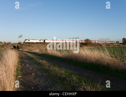 Freightliner 90046 Hols der Jungfrau Pendolino livrierter MK3 loco geschleppte Zug vorbeifährt Grendon in der Nähe von Polesworth/Atherstone Stockfoto