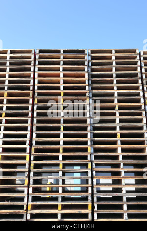 Paletten aus Holz Versand vor blauem Himmel Stockfoto