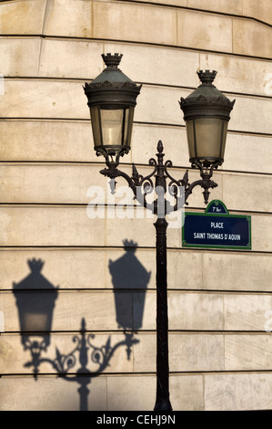 Laternen und Schatten am Ort Saint Thomas d'Aquin, Paris, Frankreich Stockfoto