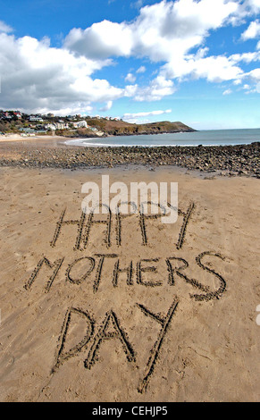 Alles Gute zum Muttertag geschrieben in den Sand zu Langland Bucht in der Nähe von Swansea, Großbritannien. Stockfoto