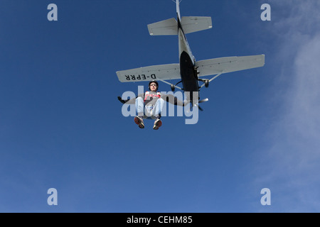 Fallschirmspringer springt aus einem Flugzeug. Er hat Spaß und trainiert die Position stabil sitzen im freien Fall mit 120 km/h. Stockfoto