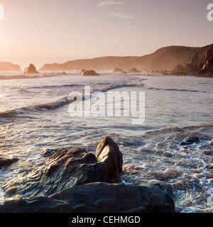 Schönen Spätsommer Sonnenuntergang, Blick auf die irische See, Gateholm Insel, aufspitzen Felsen und atemberaubende Meer geformte Felsen entlang Marloes Stockfoto