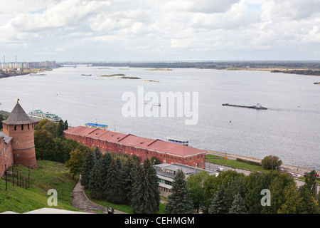 Panorama von der Kreuzung von zwei Flüssen Wolga und Oka in Nischni Nowgorod, Russland. Frachtschiff auf dem Wasser Segeln Stockfoto