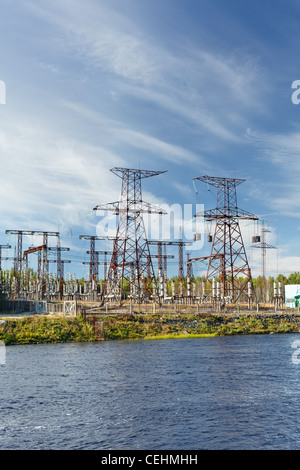 Elektrische Kraftübertragung auf Wasserkraftwerk am blauen Himmel. Werk in Onda, Karelien, Russland Stockfoto