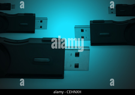 Enge und niedrige Niveau Erfassung Teile von mehreren schwarzen USB-SD-Adapter über dunklen blauen Lichteffekt angeordnet Stockfoto