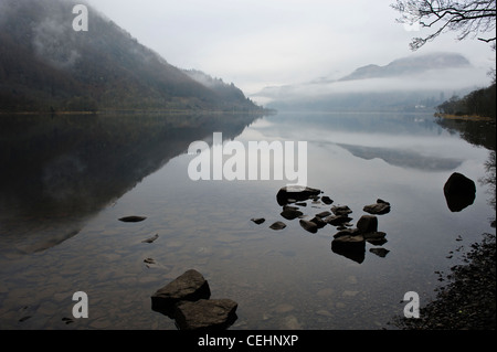 Nebel hängt über Loch Lubnaig, in der Nähe von Callander, Stirlingshire an einem kalten Februar Morgen. Stockfoto