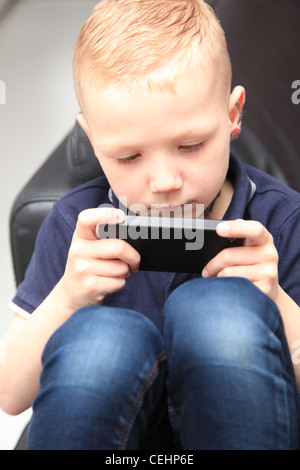 6 Jahre alter Junge mit Computerspielen Stockfoto