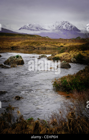 Schneebedeckte Berge am Rande des Rannoch Moor in der Nähe von Glencoe, Schottland Stockfoto