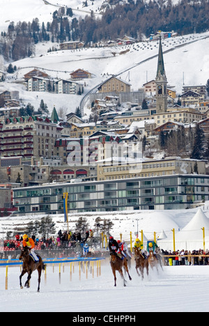 White Turf-Pferderennen vor der Schweiz White Turf St. Moritz Dorf. Stockfoto