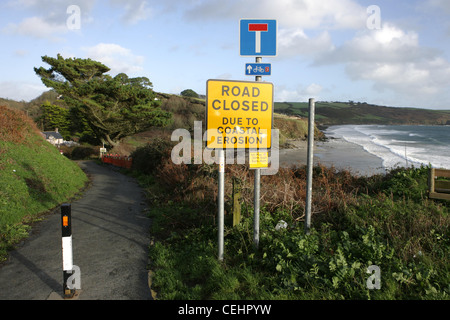 Straße gesperrt durch Küstenerosion Schild am Carne Strand in Cornwall England Stockfoto