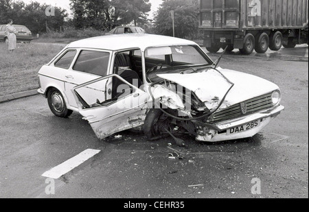 Verkehrsunfall mit einem 1977 Austin Maxi Familie Auto, in der Nähe von Salisbury in Wiltshire UK 1992. Stockfoto