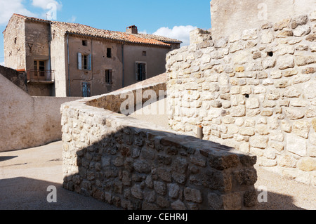 Gebäude in der Mitte der kleinen französischen Dorf von St Genies de Fontedit im Languedoc. Stockfoto