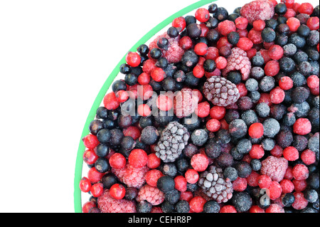 Gefrorene gemischte Früchte in Schüssel - isoliert Beere - rote Johannisbeere, Cranberry, Himbeere, Brombeere, Heidelbeere, Heidelbeere, schwarze Johannisbeere, Stockfoto