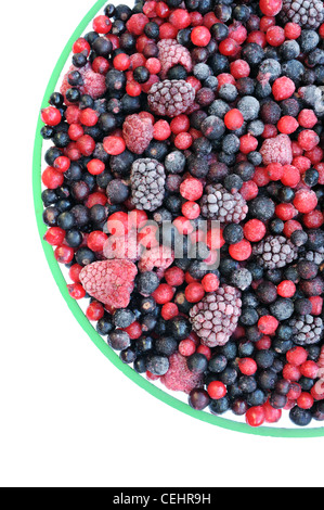 Gefrorene gemischte Früchte in Schüssel - isoliert Beere - rote Johannisbeere, Cranberry, Himbeere, Brombeere, Heidelbeere, Heidelbeere, schwarze Johannisbeere, Stockfoto