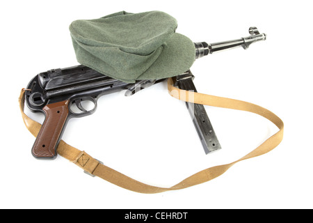 Deutschland im zweiten Weltkrieg. Komposition mit standard Armee Feldmütze (Käppi) und Maschinenpistole MP40 Stockfoto