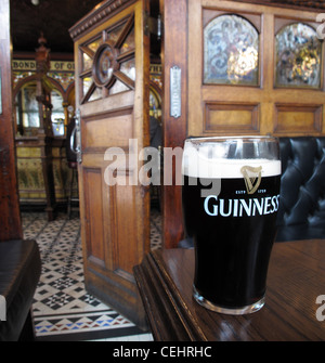 In der Victorian Crown Saloon Bar, Belfast, mit einem Pint Guinness Stout, 46 Great Victoria St, Belfast, County Antrim, Nordirland, BT2 7BA Stockfoto