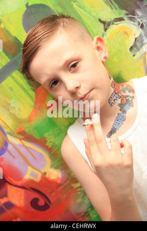 8-9 Jahre alter Junge Rauchen Stockfoto