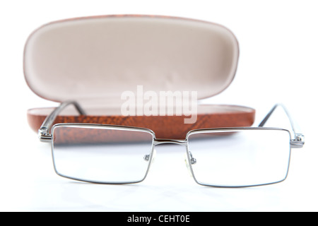 Gläser in einem Fall isoliert auf weißem Hintergrund Stockfoto