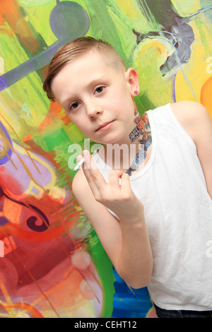 8-9 Jahre alter Junge Rauchen Stockfoto