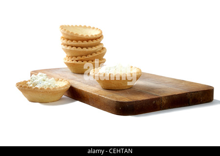 Törtchen mit Weichkäse isoliert auf weißem Hintergrund Stockfoto