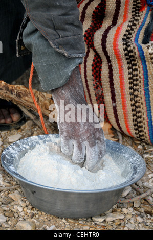 Reihe von Aufnahmen von arabischen Vorbereitung Brot im Freien auf ein Lagerfeuer in der Wüste Stockfoto